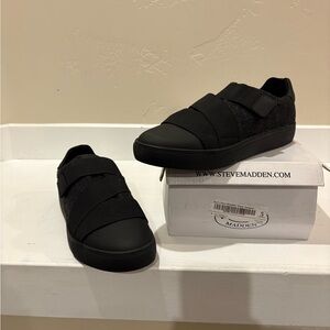 Sneaker Shoes: Steve Madden Xylo sneakers with cross straps in black. Size 8 Men